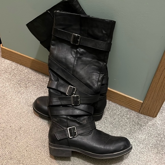 Woman’s Boots - Picture 1 of 1